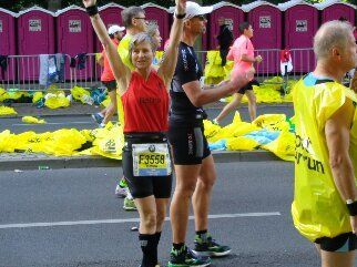 Während ich noch bei 8 Grad frösteln mußte, zog sie davon. Unter 4 Stunden sollten es werden.