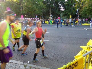 Während ich noch bei 8 Grad frösteln mußte, zog sie davon. Unter 4 Stunden sollten es werden.