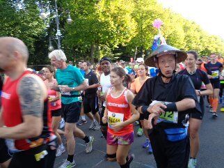 Die hinter mir noch kamen, hatten eigentlich nicht mehr laufen dürfen...aber welch ein Veranstalter macht dies;-) Kanu Tom und viele andere hab ich vorbeilaufen gesehn.