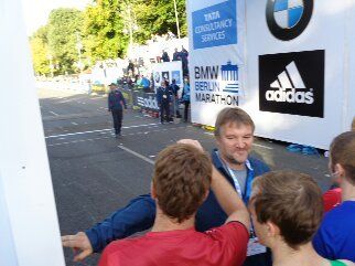 Die hinter mir noch kamen, hatten eigentlich nicht mehr laufen dürfen...aber welch ein Veranstalter macht dies;-) Kanu Tom und viele andere hab ich vorbeilaufen gesehn.