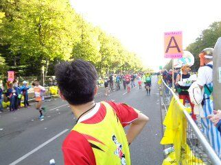 Die hinter mir noch kamen, hatten eigentlich nicht mehr laufen dürfen...aber welch ein Veranstalter macht dies;-) Kanu Tom und viele andere hab ich vorbeilaufen gesehn.