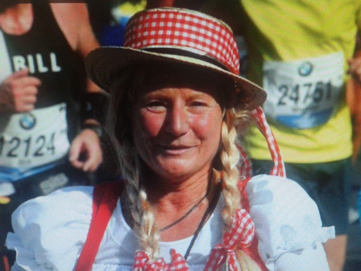 Steffen überreichte Moni, die gerade als Reiseleiterin vom Medoc Marathon zurück kam, ihre Medaille. Das Bierglas war leider leer... war das etwa Schleichwerbung fürs Oktoberfest?