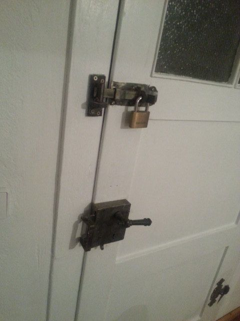 In der Burg Grossfurra herrschen andere Gesetze. Zunächst wurden die dort wohnenden Geister begrüßt! Sie mußten besänftigt werden.Von 6 auf 2 geschrumpften Gästen aus der Brandenburgischem... . Jäger aus den NL, Läufer aus Bayern und der Schweiz und anderen Bundesländern...;-)die Burg war belegt! Die Wohnung "Harzblick" in der obersten letzten Etage nicht vollausgelastet.Wehe jemand öffnet diese Türen... da wohnen sie...