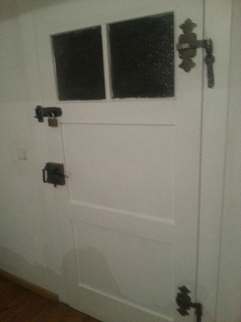 In der Burg Grossfurra herrschen andere Gesetze. Zunächst wurden die dort wohnenden Geister begrüßt! Sie mußten besänftigt werden.Von 6 auf 2 geschrumpften Gästen aus der Brandenburgischem... . Jäger aus den NL, Läufer aus Bayern und der Schweiz und anderen Bundesländern...;-)die Burg war belegt! Die Wohnung "Harzblick" in der obersten letzten Etage nicht vollausgelastet.Wehe jemand öffnet diese Türen... da wohnen sie...