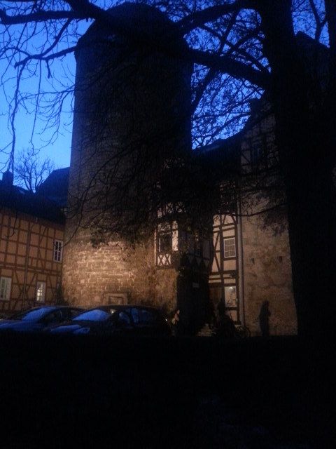 In der Burg Grossfurra herrschen andere Gesetze. Zunächst wurden die dort wohnenden Geister begrüßt! Sie mußten besänftigt werden.Von 6 auf 2 geschrumpften Gästen aus der Brandenburgischem... . Jäger aus den NL, Läufer aus Bayern und der Schweiz und anderen Bundesländern...;-)die Burg war belegt! Die Wohnung "Harzblick" in der obersten letzten Etage nicht vollausgelastet.Wehe jemand öffnet diese Türen... da wohnen sie...