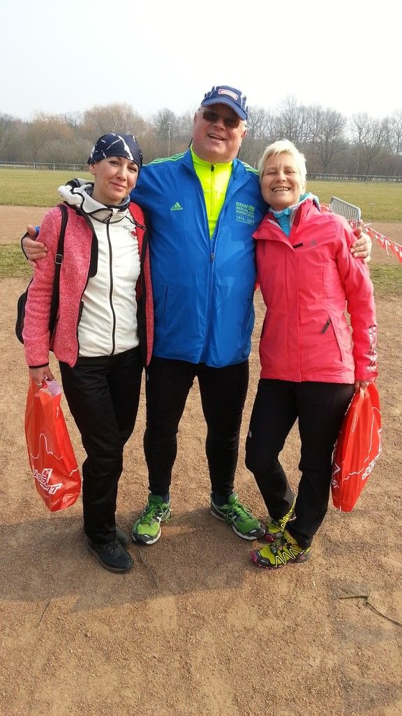 Man trifft sich..Elke, Jeannette, Bianka, Sonja, Antje, Winne, Uwe, Steffen, Wolfgang II, Heiko,Tom und Tom, das Team um Joolsport. Nicht Genannte habe ich aber begrüßt... die (meine) "Laufwelt" trifft sich. Der 4. Platz beim 3. Lauf bringt Punkte im Rahmen der Lausitzlaufserie. Und 3 Stunden waren schon mal ein Vorgeschmack auf das, was 2015 vielleicht noch möglich ist. Keine Frage, dass die Frauen Spitze sind!