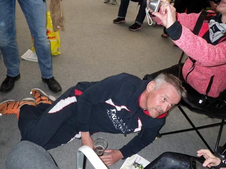 Nach jedem Lauf mache ich Joga. Das ist der ehrerbietige "Wiedereinmalgeschafft" Gruß! Joga danach auch für Sonja.. Man erkennt deutlich, wie schwer es Sonja hat, ihren Arm zu heben.