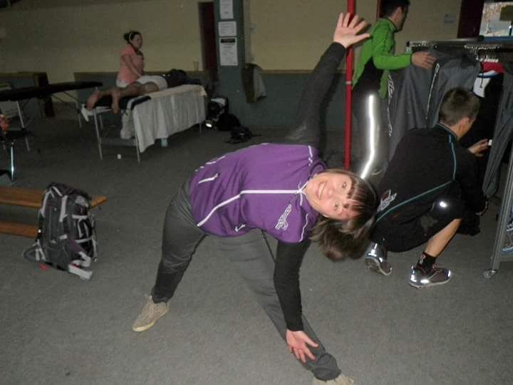 Nach jedem Lauf mache ich Joga. Das ist der ehrerbietige "Wiedereinmalgeschafft" Gruß! Joga danach auch für Sonja.. Man erkennt deutlich, wie schwer es Sonja hat, ihren Arm zu heben.