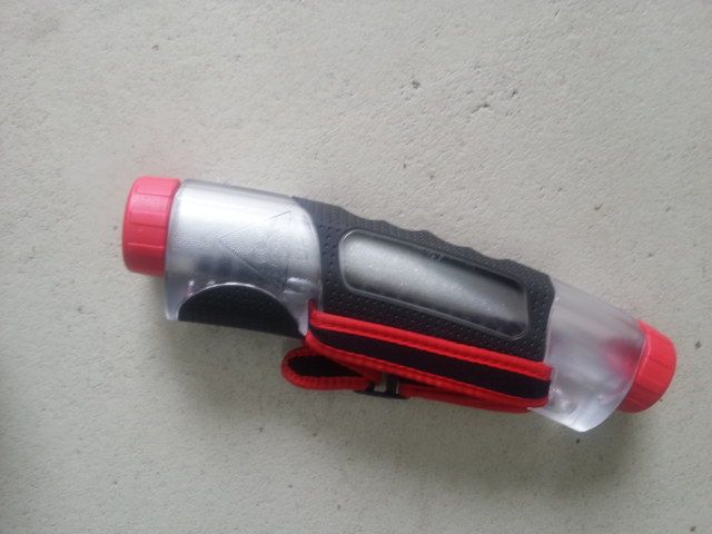 Pfingtsmontag sollte (ungeplant) ein langer Lauf meinen Trainingslaufrückstand wieder etwas verkleinern. Zusätzlich mit fast 5 Kg Ausrüstung ging es los... bis eine Socke alles ausbremste! So was gab es noch nie! Nach 13 Km war alles zu Ende. Weiter zu laufen hätte alles verschlimmert. Ein Tag danach deshalb gab es deshalb 4 Trainingseinheiten. 2x 20 Km Rad fahren, 1x reaktives Training und zum Tagesausklang 1,0 Krafttraining.