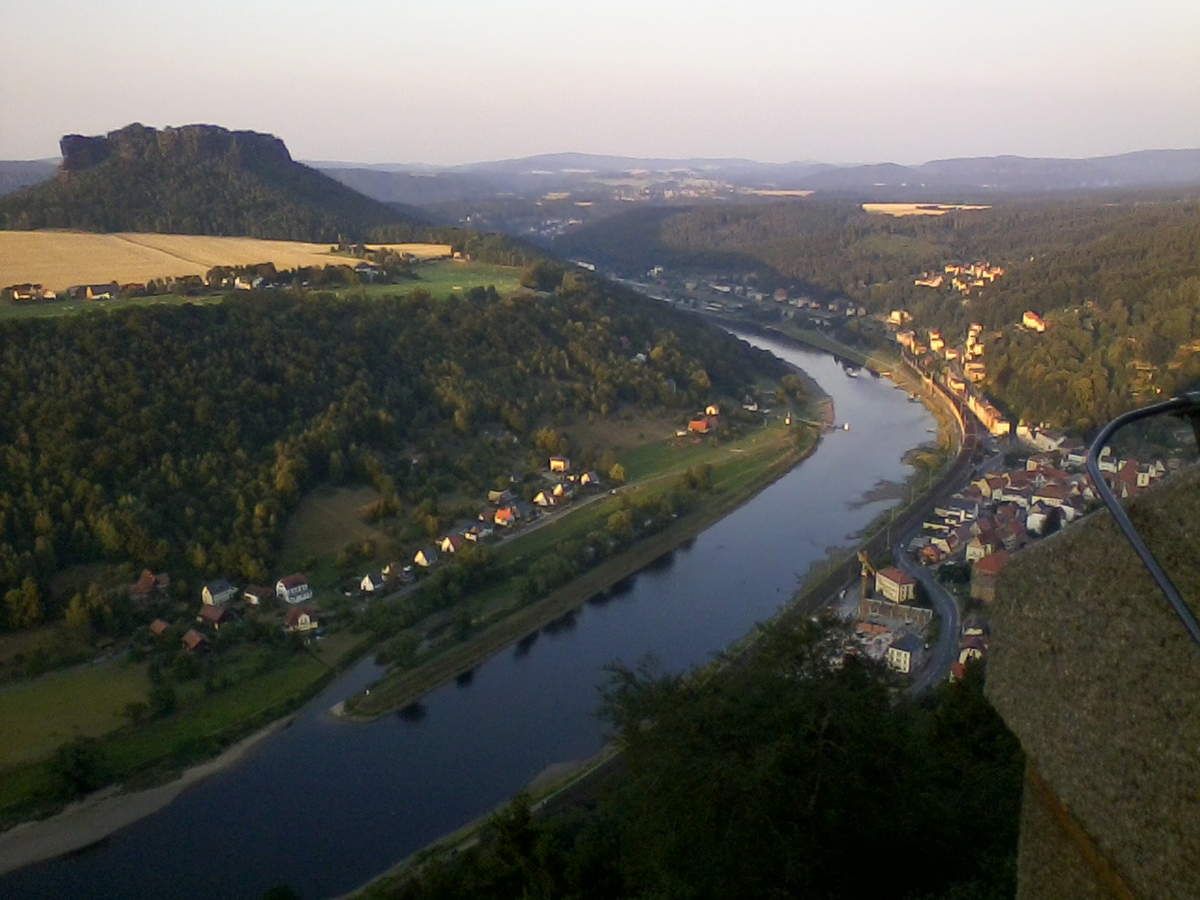 Elbe, wie sie unterschiedlicher nicht aussehn kann.