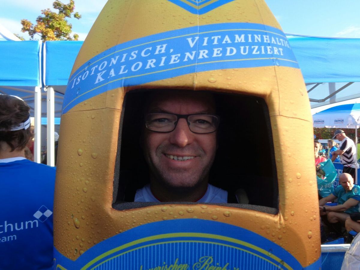 Der Stand des "Team Erdinger Alkoholfrei" hatte sich wieder große Mühe gegeben. Einen eigenen "VIP Bereich". Kaffee, Knabberzeug,Tee....alles reichlich vorhanden. Zwei eigene saubere Toiletten rundeten alles ab. Das Gepäck konnte auch abgegeben werden!