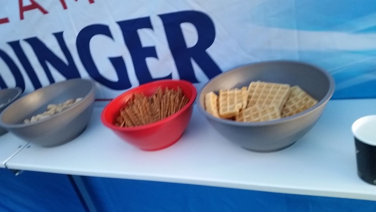 Der Stand des "Team Erdinger Alkoholfrei" hatte sich wieder große Mühe gegeben. Einen eigenen "VIP Bereich". Kaffee, Knabberzeug,Tee....alles reichlich vorhanden. Zwei eigene saubere Toiletten rundeten alles ab. Das Gepäck konnte auch abgegeben werden!