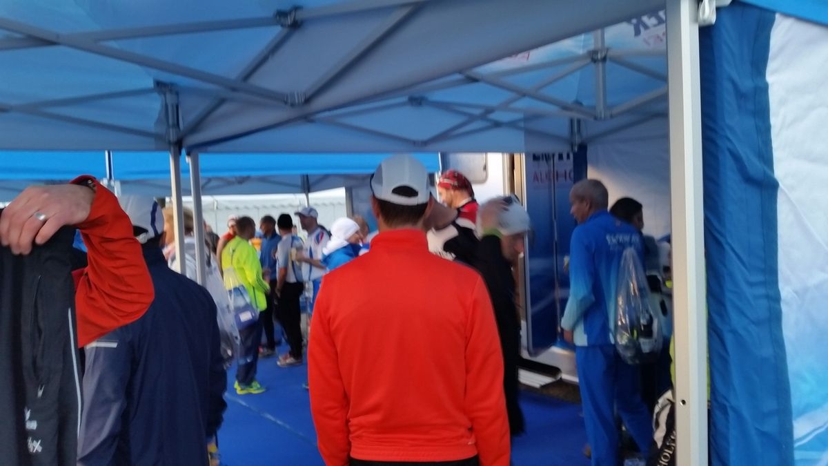 Der Stand des "Team Erdinger Alkoholfrei" hatte sich wieder große Mühe gegeben. Einen eigenen "VIP Bereich". Kaffee, Knabberzeug,Tee....alles reichlich vorhanden. Zwei eigene saubere Toiletten rundeten alles ab. Das Gepäck konnte auch abgegeben werden!