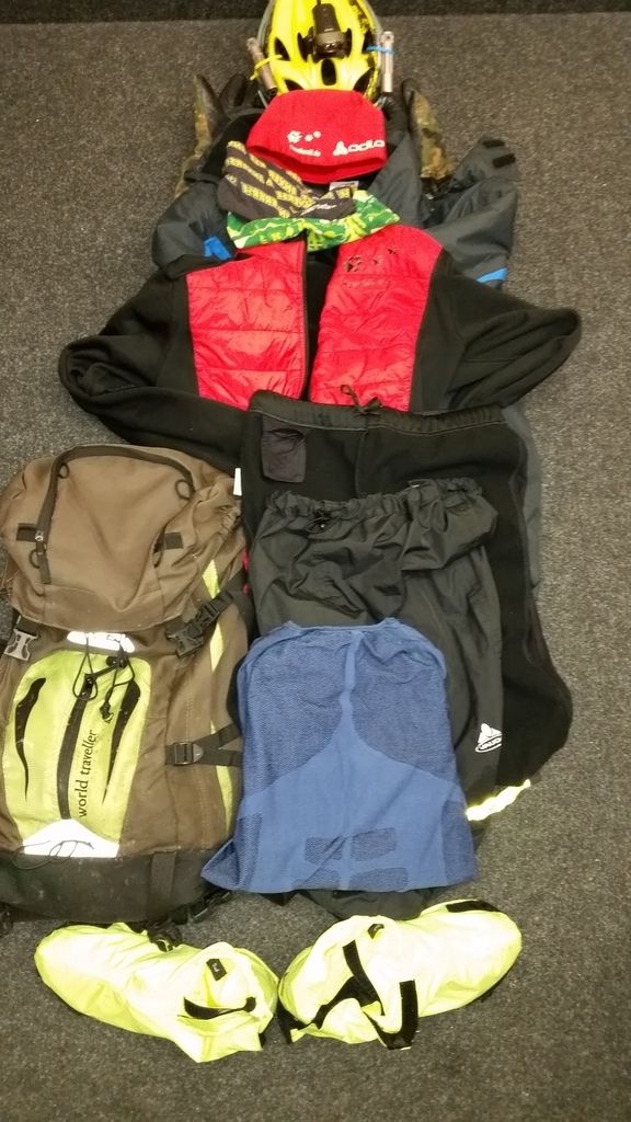 So zum Beispiel logistische Sachen. 2 x am Tag 20 Km Rad fahren, da gehören jede Menge Klamotten dazu.