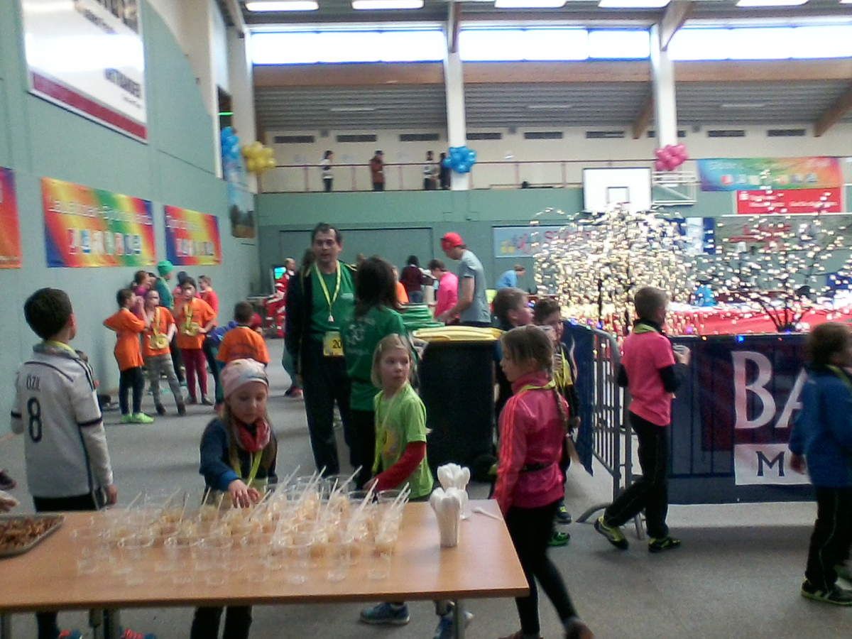 Lauftreffis waren auch zahlreich anwesend. Die Plätze 1 bis 3 wurden in den AK der Frauen durch den Lauftreff belegt. http://www.lausitz-timing.de/index2016.php?link=glocke16 Die Rückfahrt flutschte über Berlin/Falkensee/Nauen. 20.10 Uhr war ich wieder zurück.Ein schneller Tag!