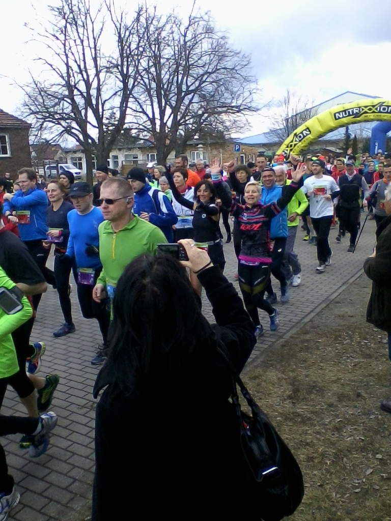 Lauftreffis waren auch zahlreich anwesend. Die Plätze 1 bis 3 wurden in den AK der Frauen durch den Lauftreff belegt. http://www.lausitz-timing.de/index2016.php?link=glocke16 Die Rückfahrt flutschte über Berlin/Falkensee/Nauen. 20.10 Uhr war ich wieder zurück.Ein schneller Tag!
