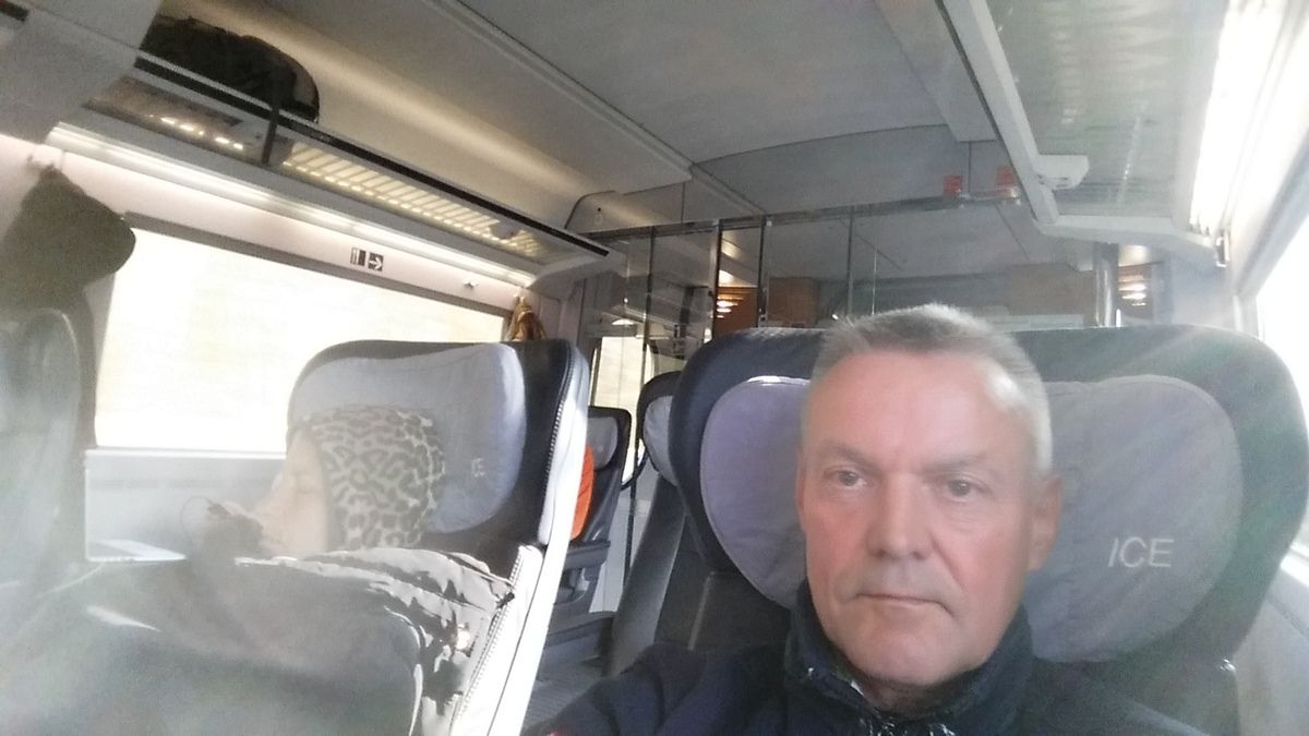 Mal sehen, wer schneller da unten ankommt. Die Autofahrer oder wir Zugfahrer? Ich habs nicht rausgefunden und auch nicht nachgefragt. So bequem waren wir wohl nur wir angekommen.