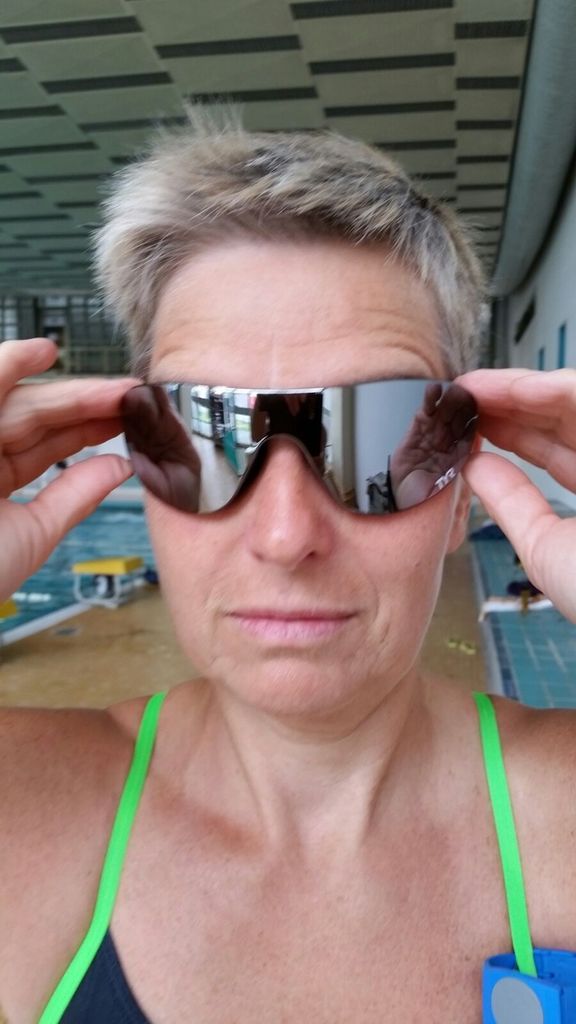 Pfingstsamstag sah der Trainingsplan Schwimmen vor. Also auf nach Potsdam und rein ins warme Wasser! 2,3 Km in 70 Minuten. Puls nicht über 100. Alles im Grünen Bereich! Betina mit neuer Schwimmbrille.
