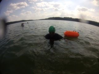 Der Juli ist vorbei! Ich hatte keine nennenswertigen Beeinträchtigungen. Ein Tag mal ja, die ständige Zugluft im Büro, aber inzwischen weiß ich, wie ich manche Sachen schnell wieder gerade gerückt bekomme. Krafttraining habe ich etwas zurückgenommen, dass wird aber wieder hochgeschraubt.