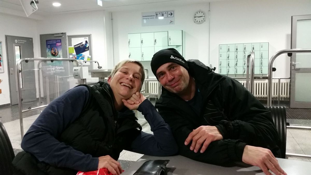 Zufällig trafen wir Uwe im Hallenbad. Jetzt bekommt er Schwimmtraining verordnet...Armer Uwe! Sabine war auch im Wasser. Das nächste Opfer?