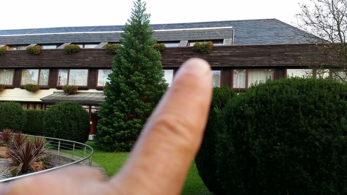 Kleines Zimmer mit Balkon.