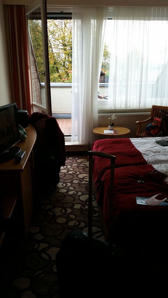 Kleines Zimmer mit Balkon.