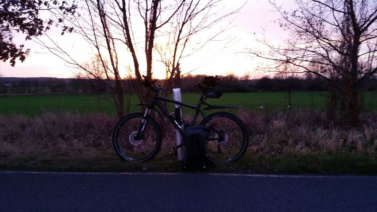 Meine Startnummernscheibe aus Holz, mein Schuhbaum, mein Trockenraum an der Dienststelle, letzte Bilder von der letzten Radfahrt 2017.