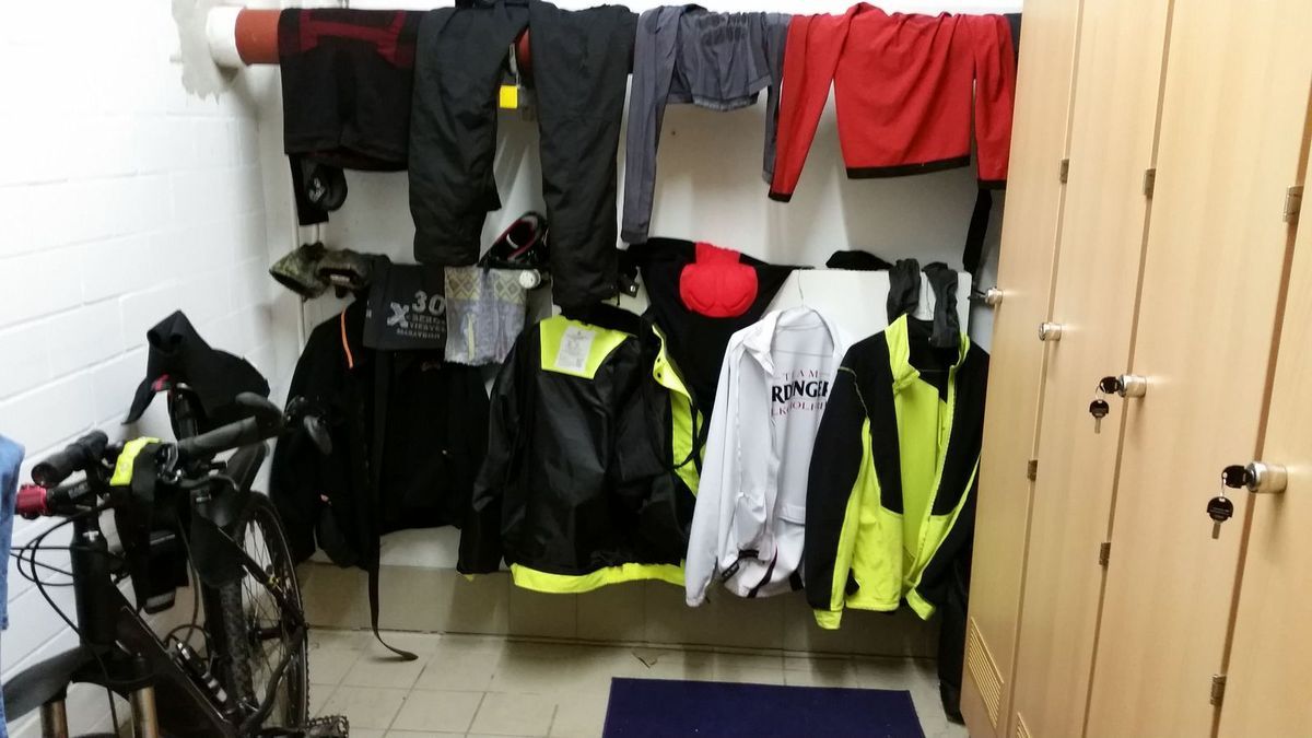 Meine Startnummernscheibe aus Holz, mein Schuhbaum, mein Trockenraum an der Dienststelle, letzte Bilder von der letzten Radfahrt 2017.