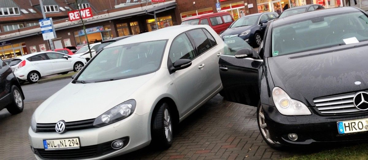Eine offene Tür beim REWE mit frei liegender Handtasche erst einmal die 110 anrufen.
