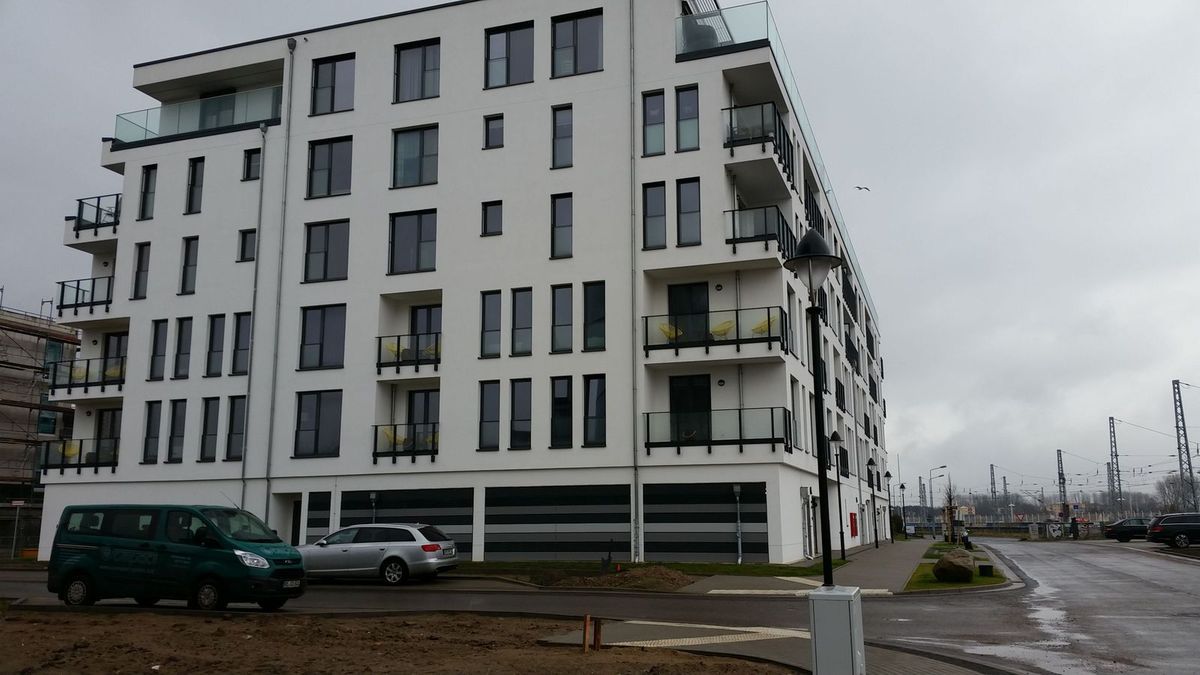Daneben Parkhaus und von DOCK INN verwalteten minimalistisch, modern ausgestatteten Hostel in zentraler Lage von Warnemünde. S-Bahn Anschluß 300 Meter. Zum Hafen 10 Gehminuten. Blick auf das Hafenbecken.