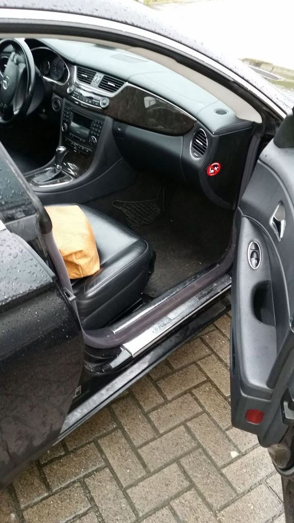 Eine offene Tür beim REWE mit frei liegender Handtasche erst einmal die 110 anrufen.