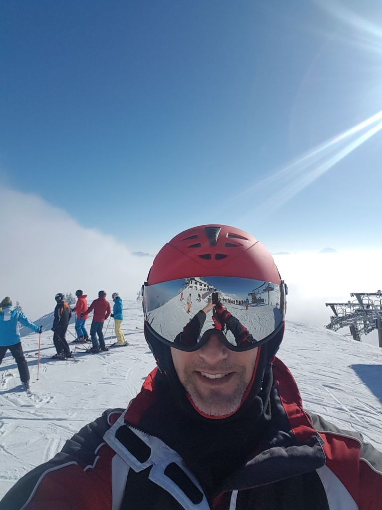 Einer in der Familie muss ja Geld bei dieser Kälte verdienen...Junior rockt die Alm auf Schwarzen Pisten, Kaddelwi macht Teneriffa unsicher.Ich schleich mir zum Dienst!