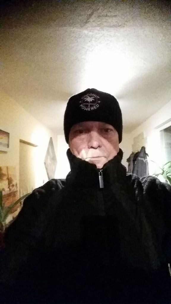 Einer in der Familie muss ja Geld bei dieser Kälte verdienen...Junior rockt die Alm auf Schwarzen Pisten, Kaddelwi macht Teneriffa unsicher.Ich schleich mir zum Dienst!