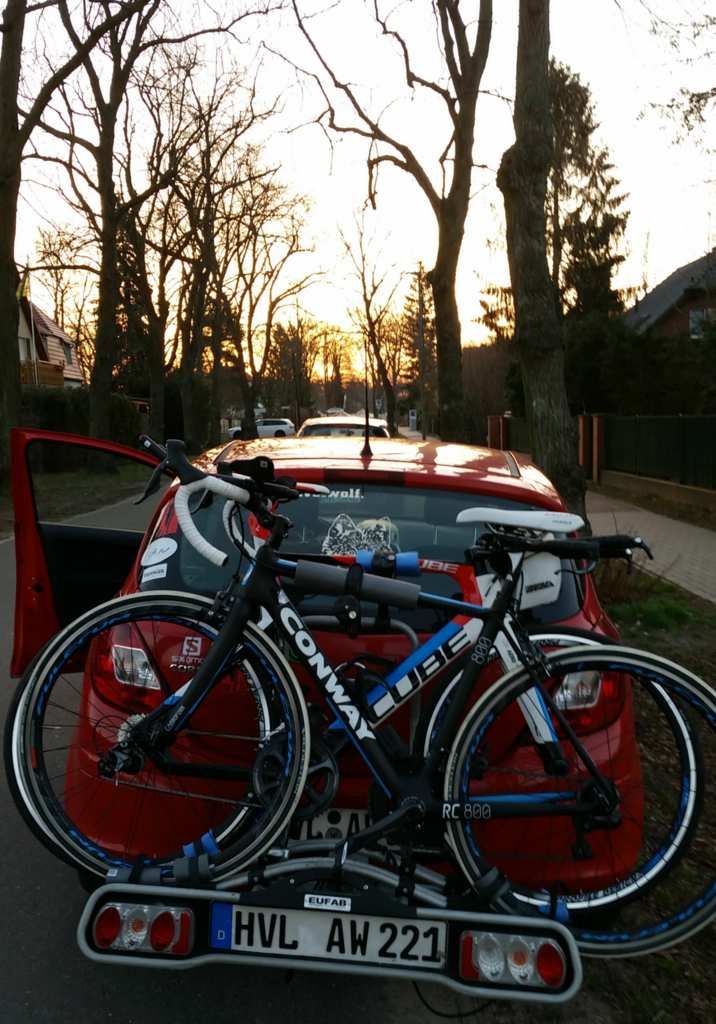 Gar nicht so leicht 2 Räder so zu transportieren, ohne dass sie zerschrammen.