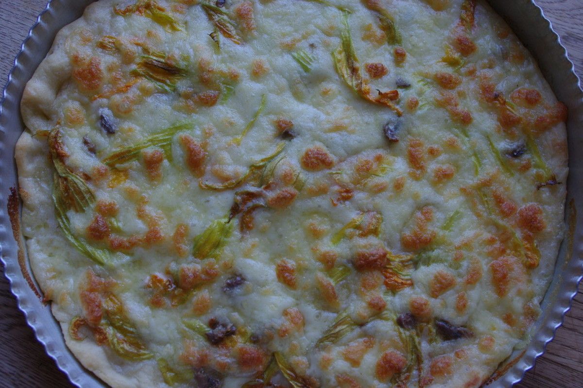Pizza bio aux fleurs de courgette et anchois