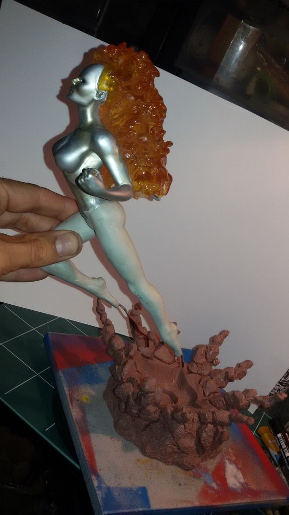 une fois les jambes terminées ,je me suis attaqué a la base le méteore ,celui ci a été modelé en Monster Clay ,puis moulé et Casté en PU.jai ensuite persé le reste de coiffe afin d'y inserer une tige de métal qui me donne la position  et l'angle du personnage .
