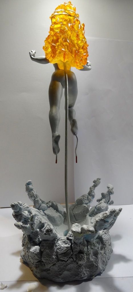 une fois les jambes terminées ,je me suis attaqué a la base le méteore ,celui ci a été modelé en Monster Clay ,puis moulé et Casté en PU.jai ensuite persé le reste de coiffe afin d'y inserer une tige de métal qui me donne la position  et l'angle du personnage .