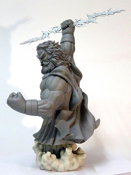 La sculpture réalisée en diverses pâtes époxy  puis appréter en gris.