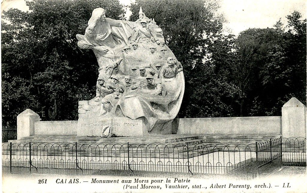 (A5) Cartes Postales Anciennes Calais Monuments aux Morts 