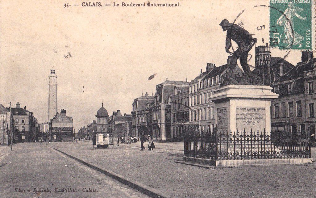 (A8) Cartes Postales Anciennes Calais Les places et rues 