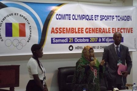 Mme HABIBA Sahoulba ministre et le Gal. Dokoni Président du COST sprtant
