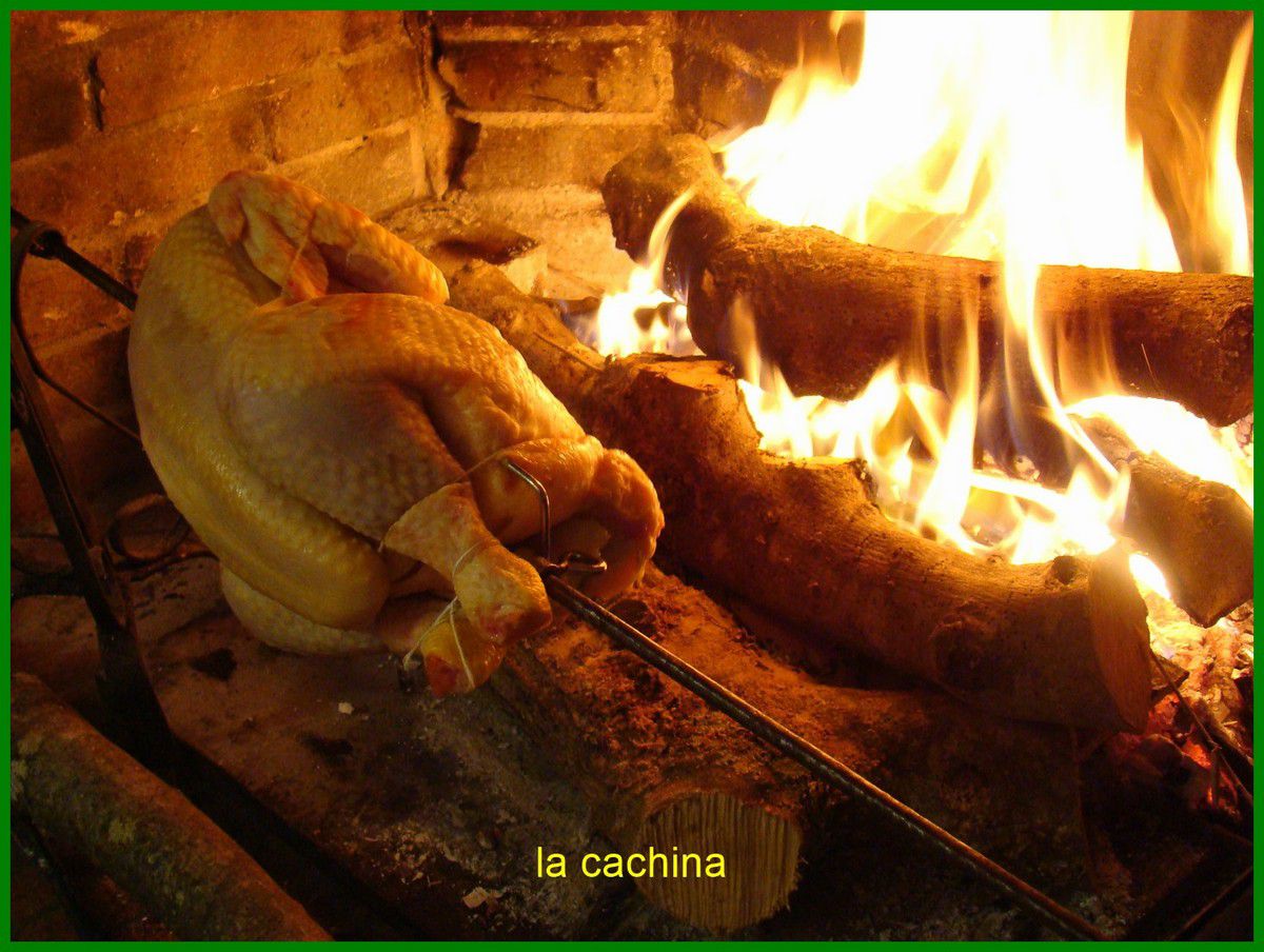 Chapon farci cuit à la broche au feu de bois (cuisson longue) - La Cachina