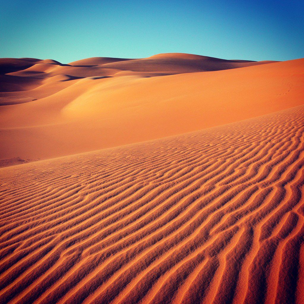 Vaguelettes dans le sable Sahara