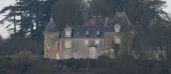 La maison Macron ou le manoir de Fillon et le pavillon des milliardaires Le Pen à Saint-Cloud. A vous de choisir votre représentant pour 5 ans! 