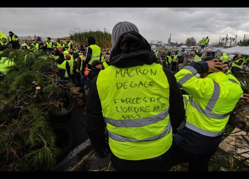 Le gouvernement reste "droit dans ses bottes!" Il est inconscient qu'il y trimbale du fumier à l'intérieur !!!