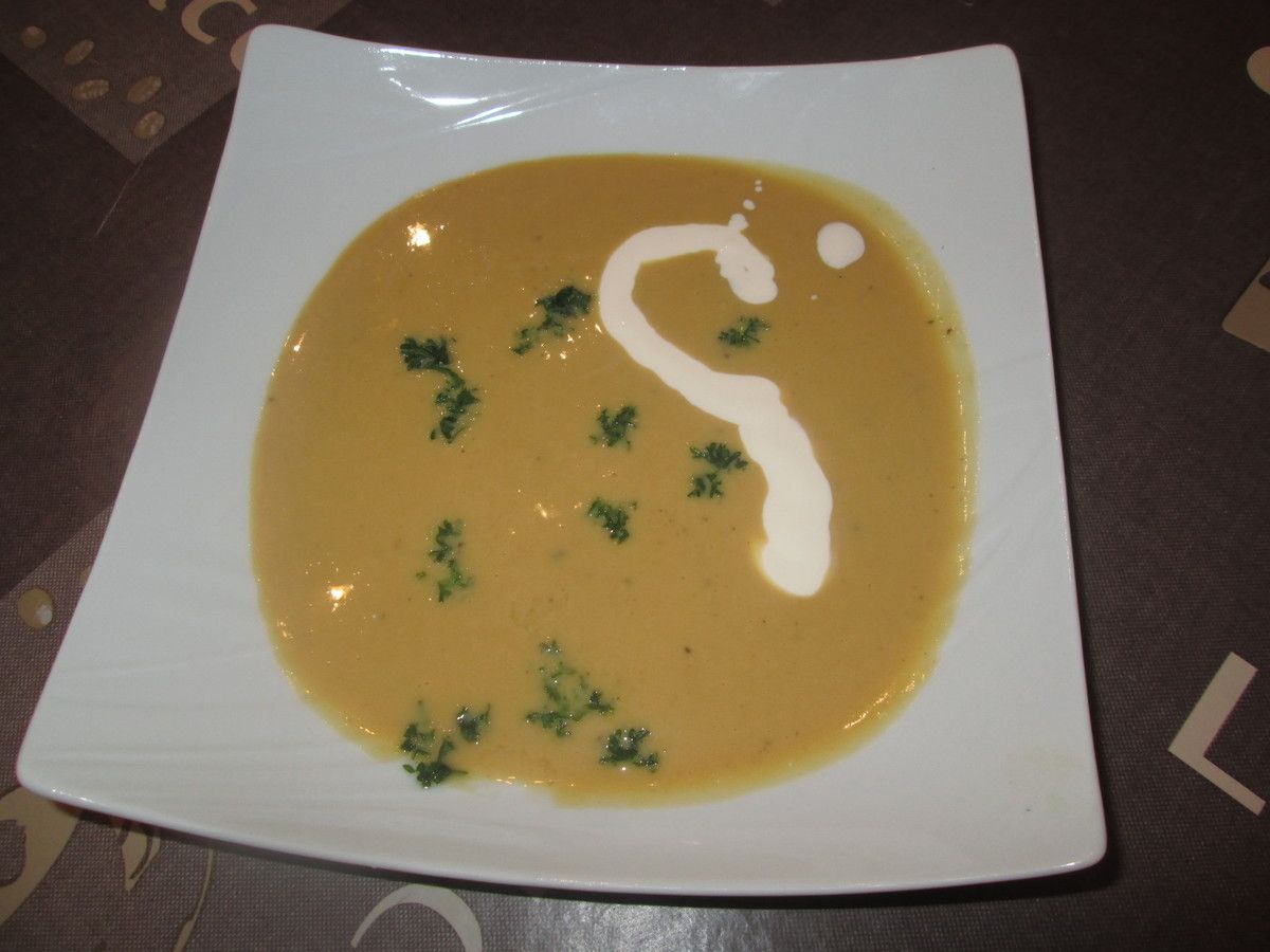ici servi avec un peu de persil ciselé et d'un filet de creme !bon appetit !!!!