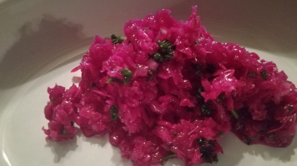 chou rouge cru en salade 