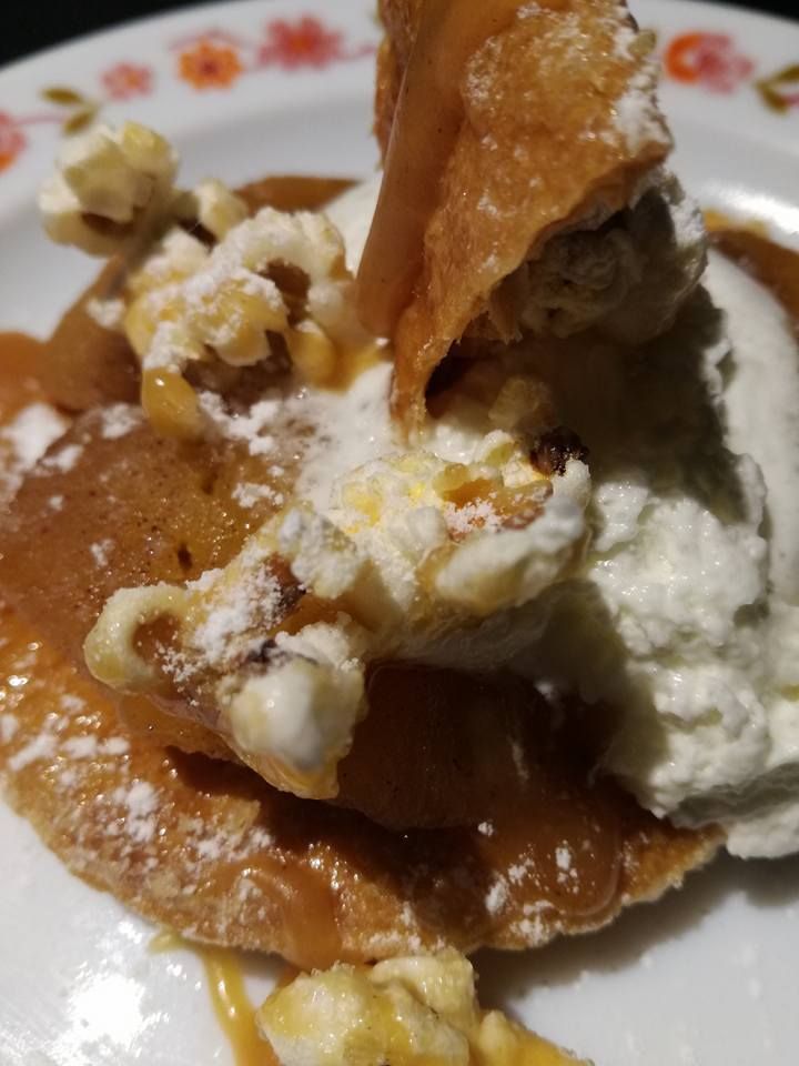 arlettes aux pommes caramélisées, nuage  de vanille glacé, pop corn au caramel beurre salé de Bretagne 