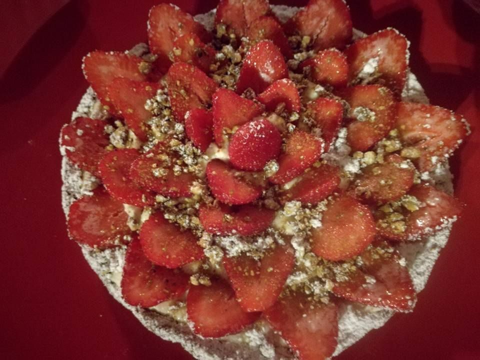 tarte aux fraises , mascarpone pistaches grillées 
