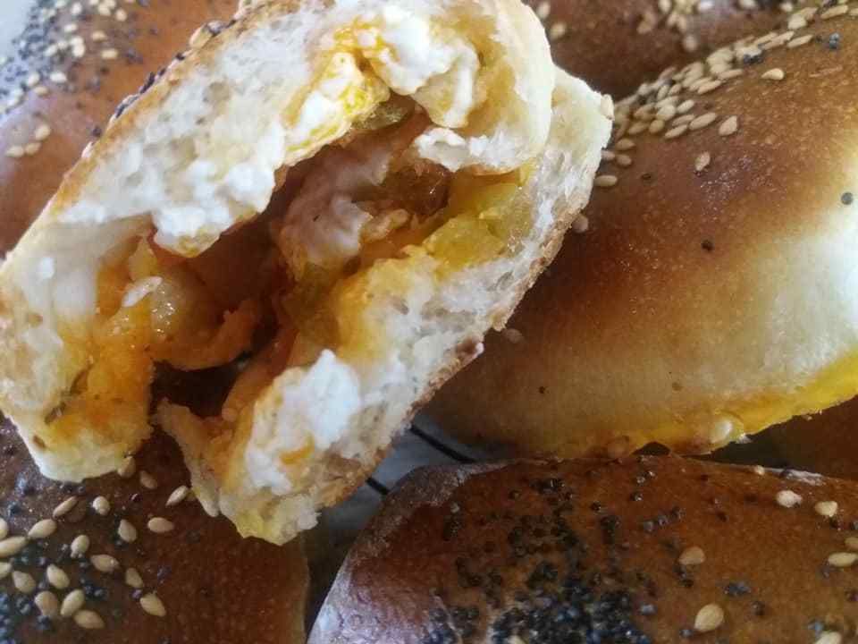 petits pains sans petrissage  farçis a la feta sauce tomate et viande ou pas ! 